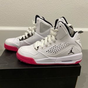 NWT Jordan SC3- GG white black vivid pink 5 Y